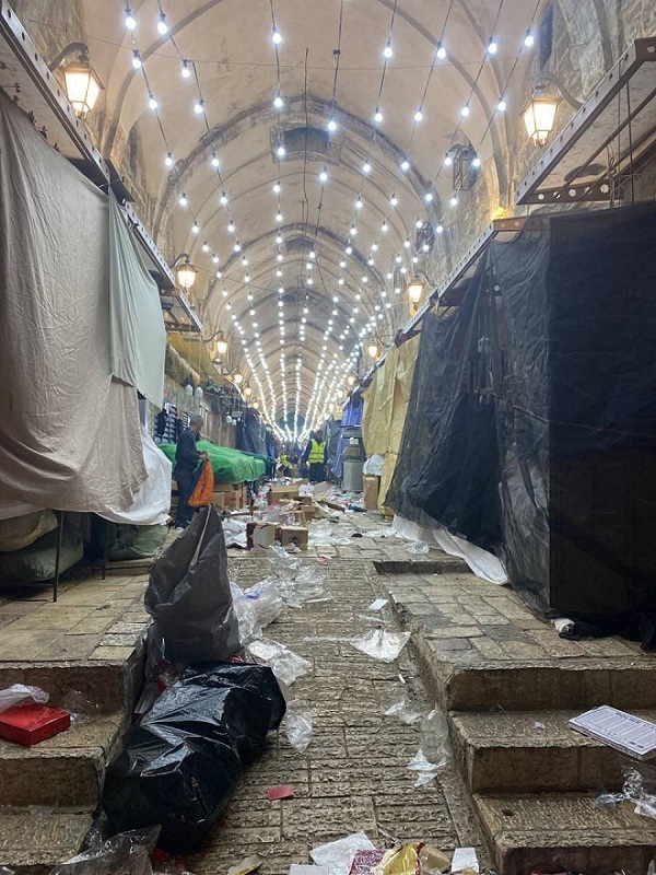 صورة توضّح آثار إعتداء قوات الإحتلال على الأهالي والمحلاّت في سوق القطانين بالقدس المحتلّة